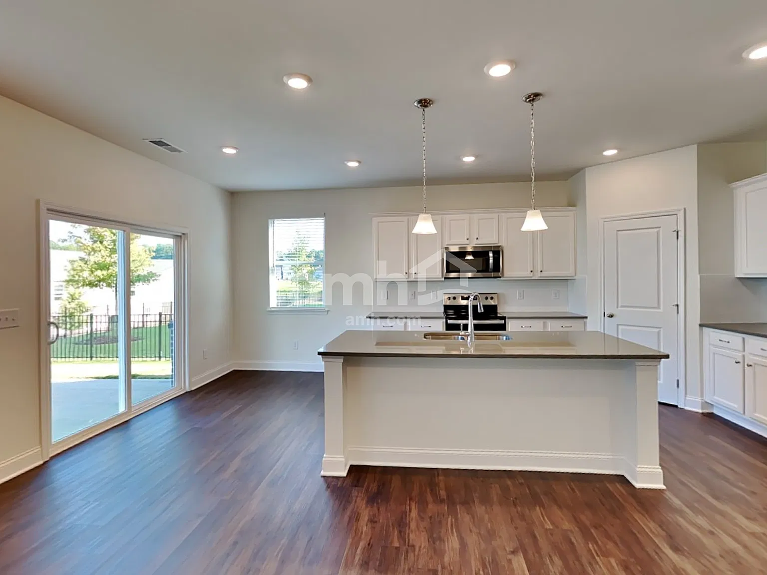 5 bed, 3.0 bath, 2850 sqft, $2,815 — Photo 4