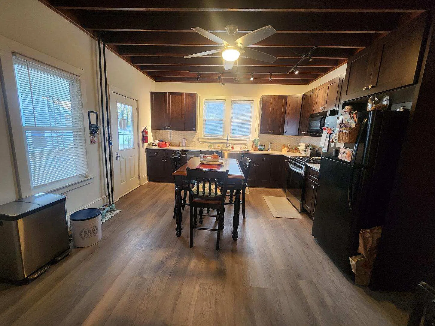 6 bed, 2500 sqft, $3,750 — Photo 4