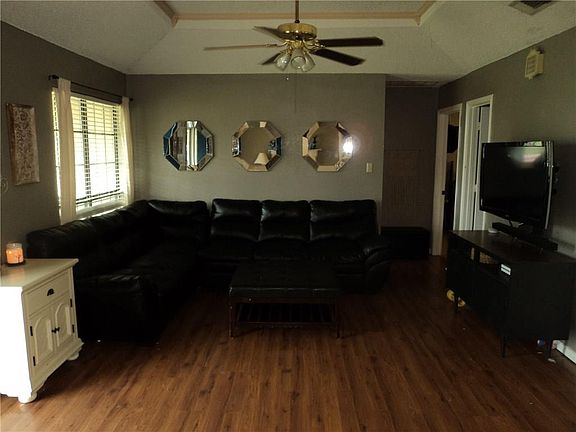 3rd image of 818 Eastridge Cir