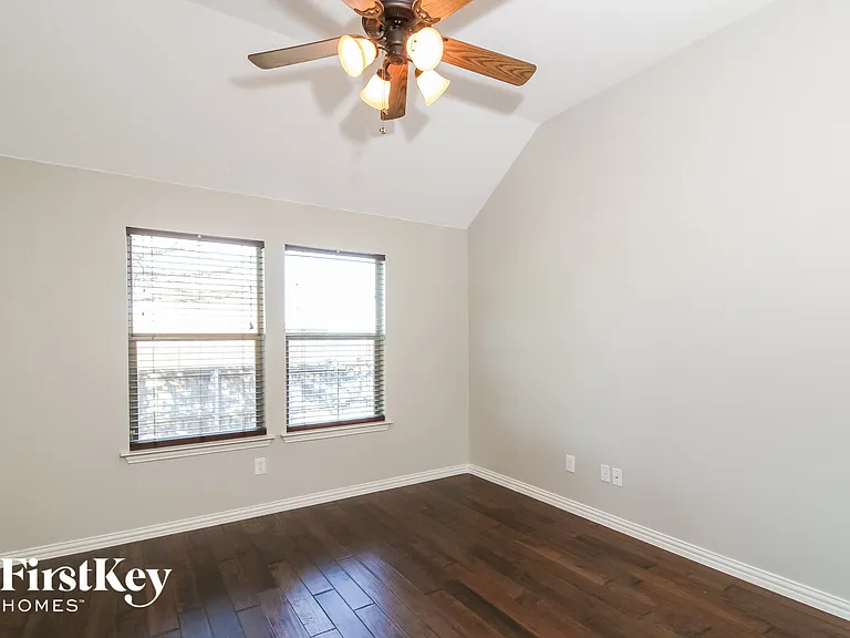 206 Lavaca Dr — Photo 13
