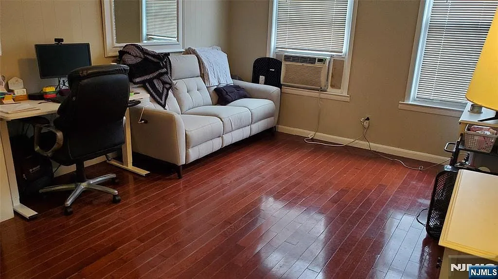 662 Bloomfield Ave — Photo 2