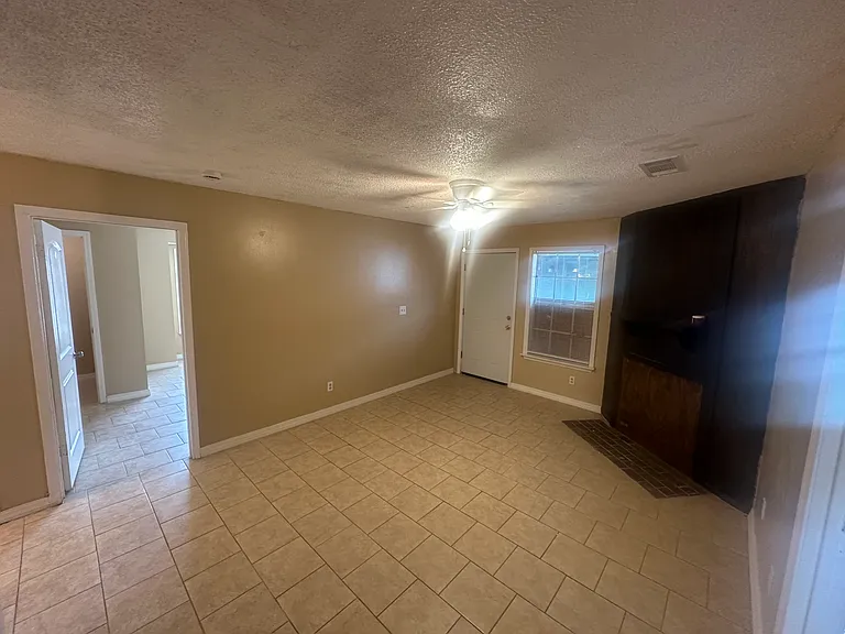 305 Marigny Cir #C — Photo 2