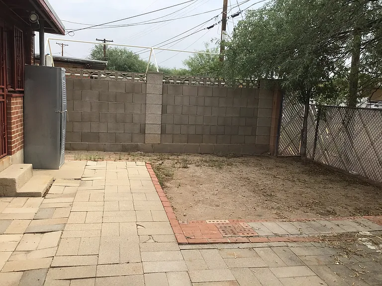 542 E Flores St — Photo 23
