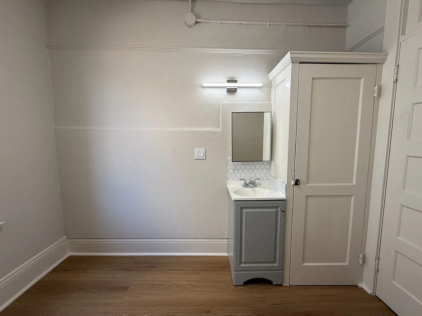 One Month Free!! Street-Facing Private Room near Financial District! — Photo 4