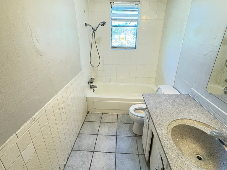 218 SE 44th St #207 — Photo 10