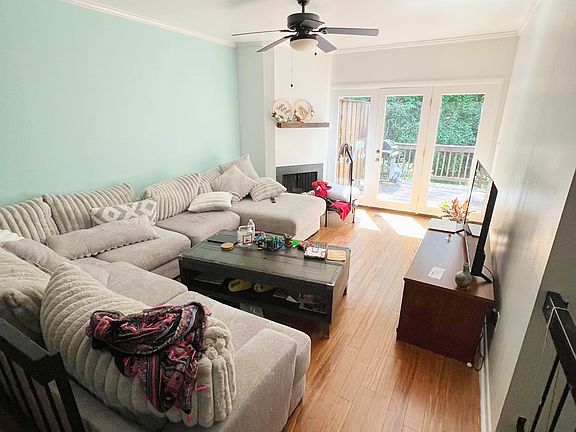 Living room with access to the Terrace. / Living con acceso a la terraza