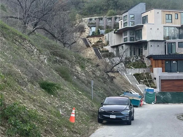 3747 Camino De La Cumbre #17, Sherman Oaks, CA 91423