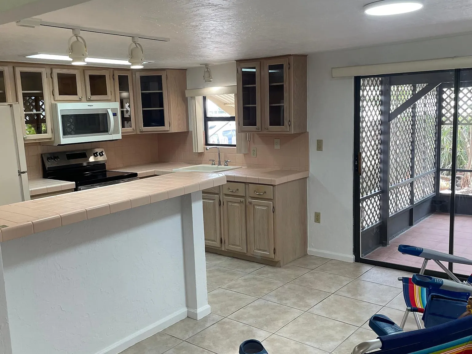 3 bed, 1170 sqft, $2,400 — Photo 3
