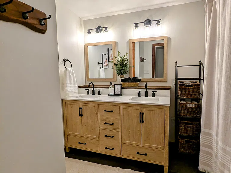 Upstairs Full Bathroom with Double Vanity - plenty of space for everyone to get ready. (There's even a separate mirror in each upstairs bedroom, so everyone can comfortably get ready at the same time!)