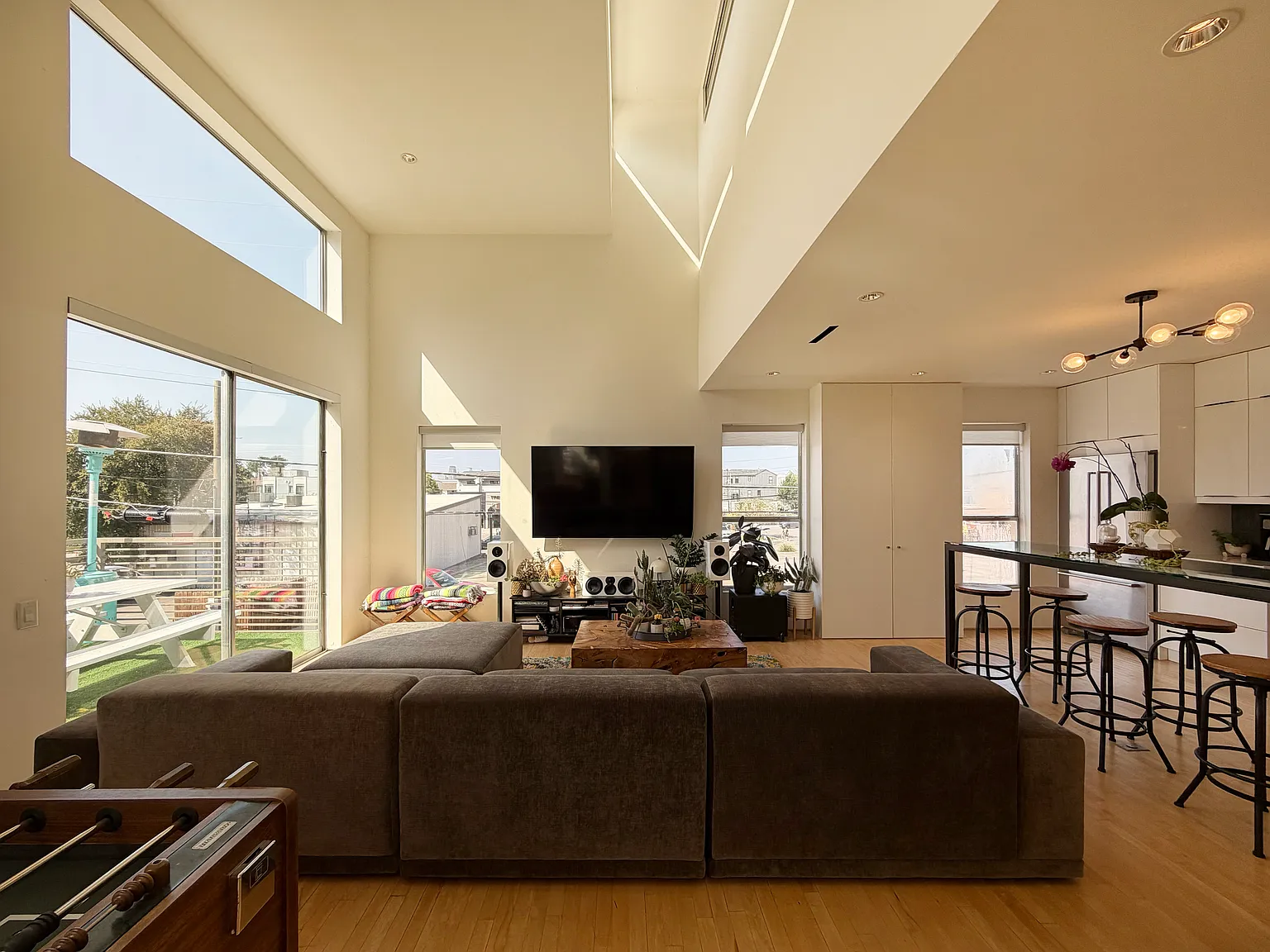 2 bed, 2.5 bath, 1817 sqft, $4,975 — Photo 2