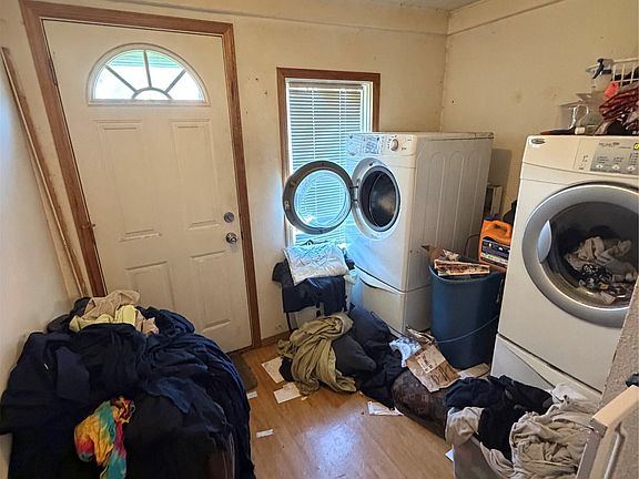 3rd image of 2439 Capitol Ave