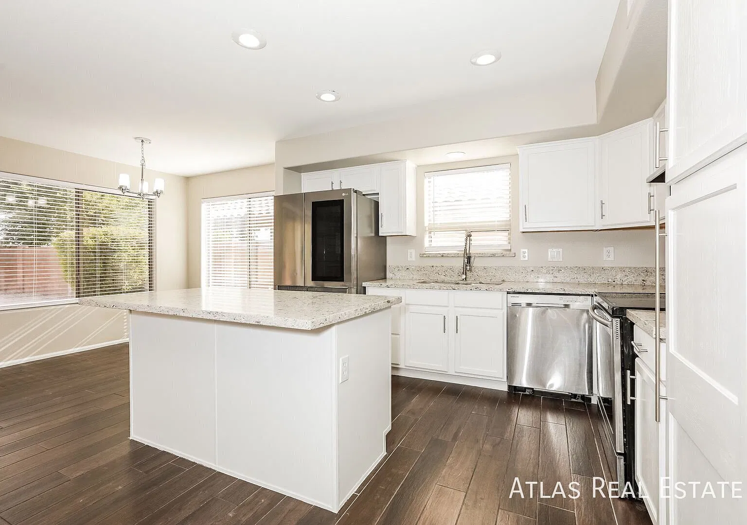 Spectacular 4 Bedroom 2.5 Bath home located in San Tan Valley featuring a large backyard! — Photo 4