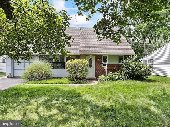 163 Mill Dr, Levittown, PA 19056