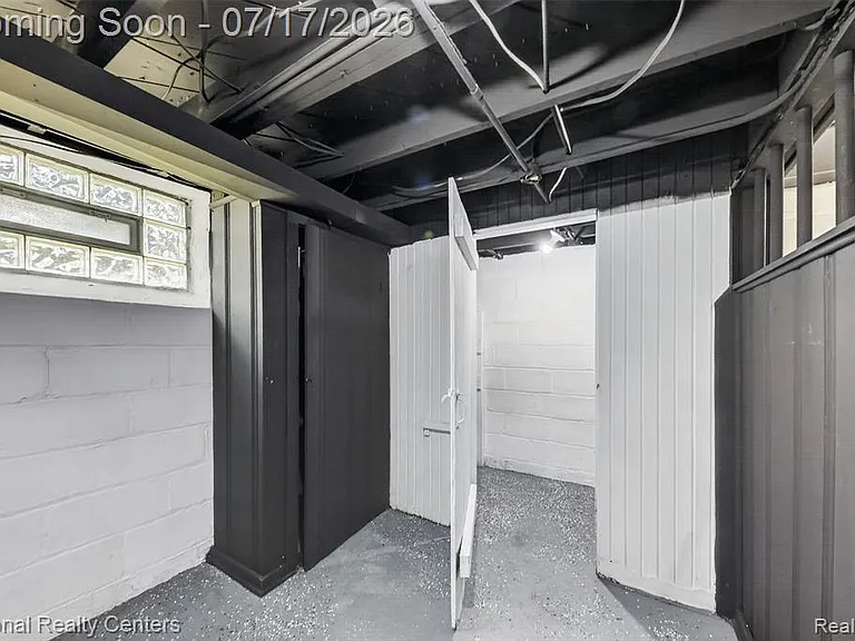 13527 Winthrop St — Photo 43