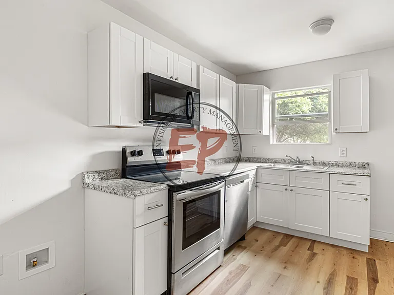 1920 Lyle Ave — Photo 8