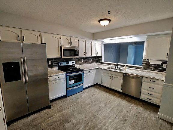 4th image of 1555 Englewood Pl