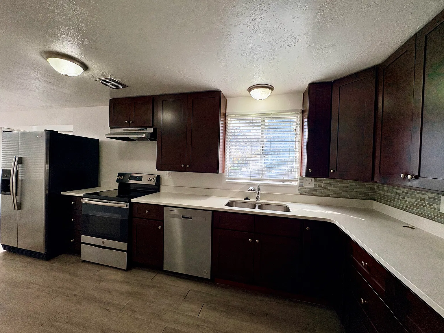 4 bed, 2200 sqft, $2,150 — Photo 3