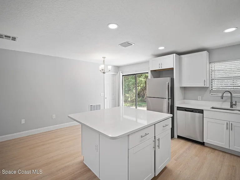 1328 Union St SE — Photo 9