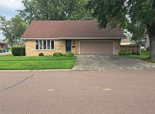 212 1st Ave SW, Sioux Center, IA 51250