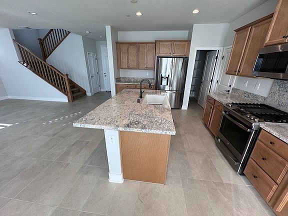 5th image of 619 Dahlia Dr