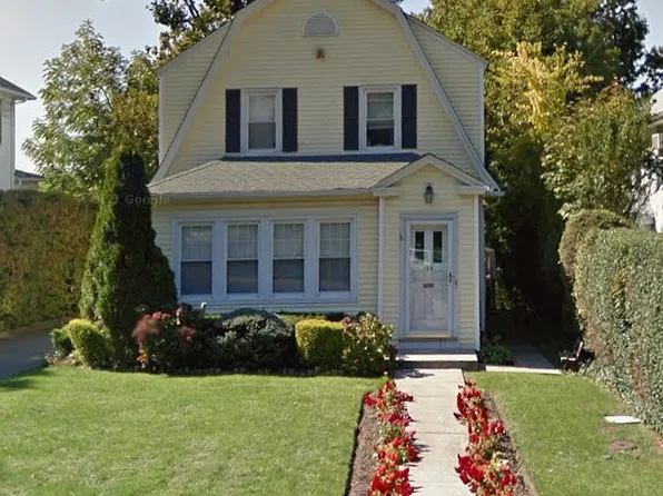 126 Hampshire Rd, Great Neck, NY 11023