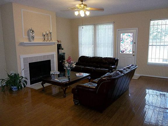  LIVING ROOM WITH FIREPLACE - FOR A COZY EVENING AT HOME