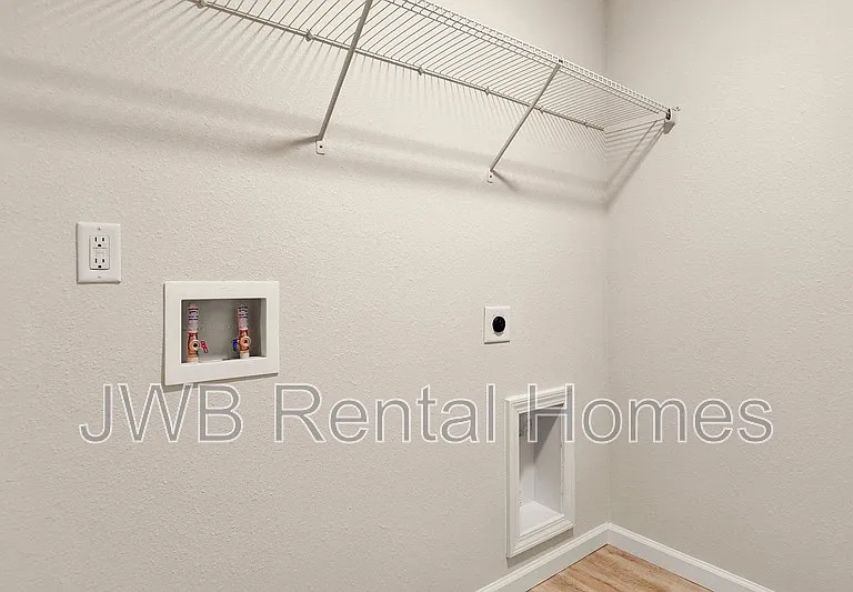 8008 W Railroad Ave — Photo 12
