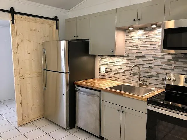 450 44th Ave N — Photo 3