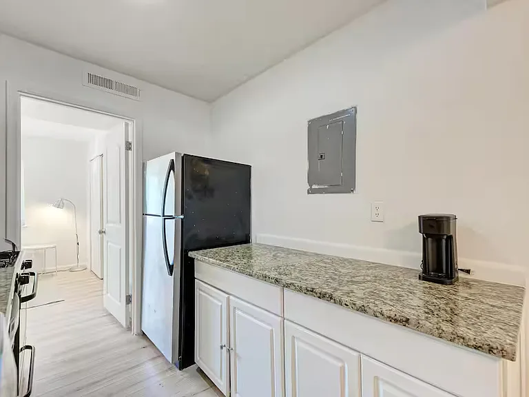 1106 W 22nd St #4 — Photo 7