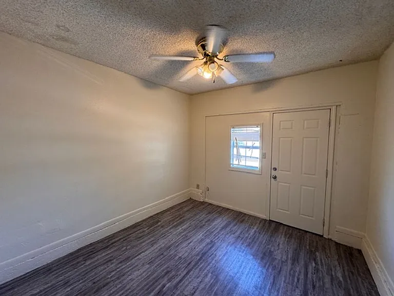 8509 S Drexel Pl — Photo 2