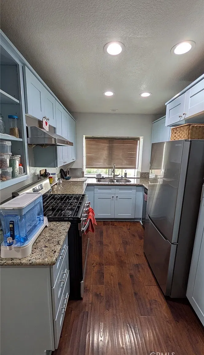 3 bed, 1352 sqft, $3,300 — Photo 4