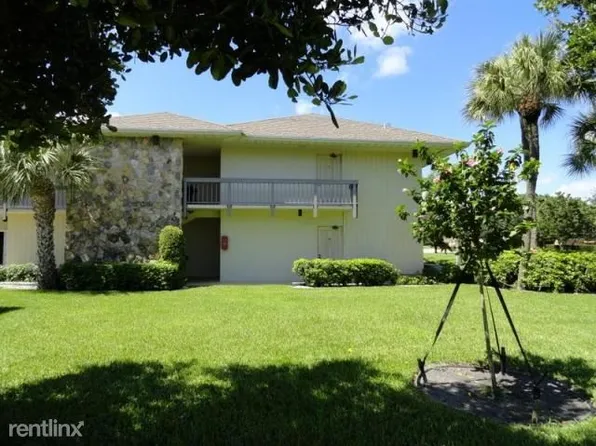 600 Greensward Ln APT 201, Delray Beach, FL 33445
