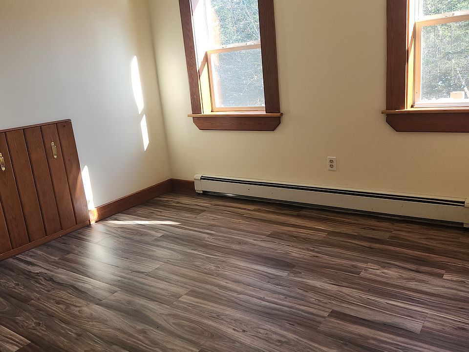 Small bonus room with closet