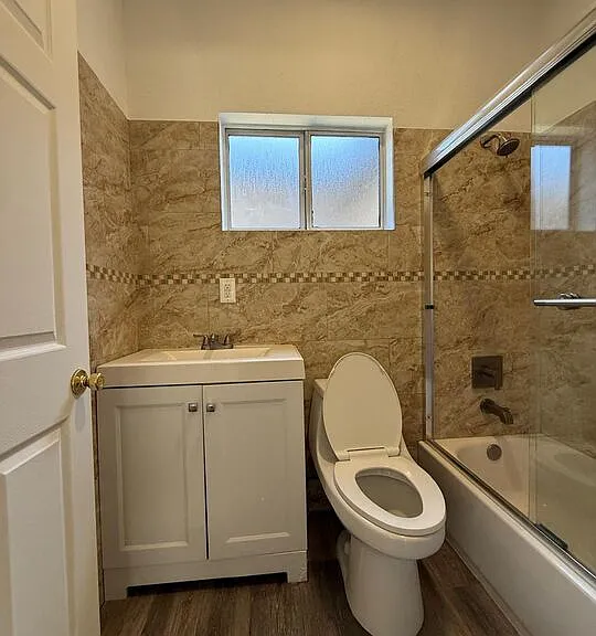 6742 Radford Ave — Photo 8