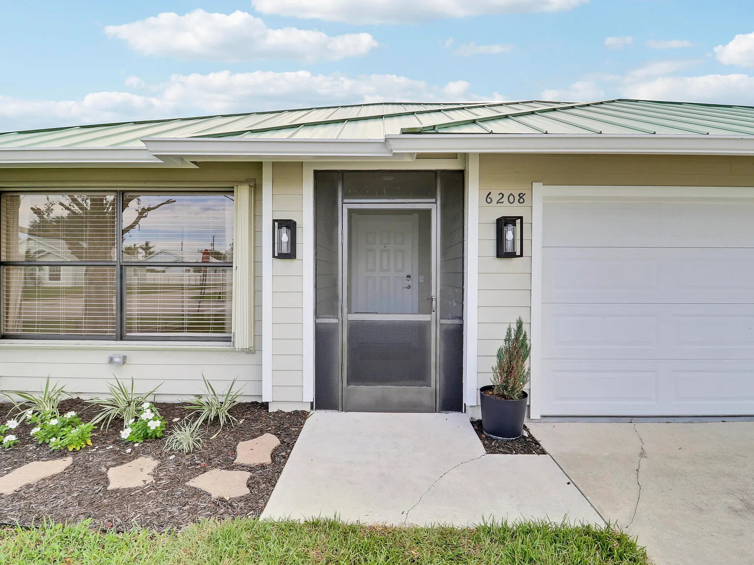 3 bed, 2.0 bath, 1390 sqft, $5,000 — Photo 4