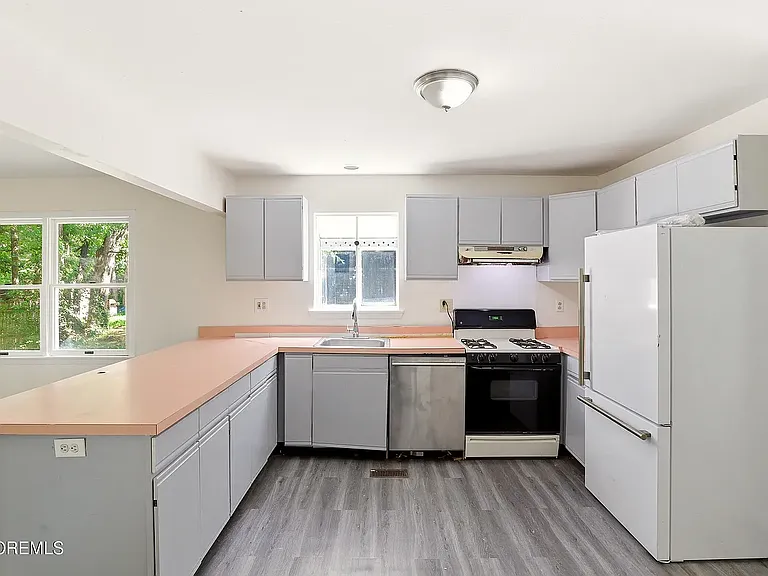 1305 Marshall St — Photo 3