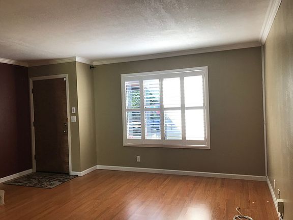 3rd image of 301 Del Valle Cir