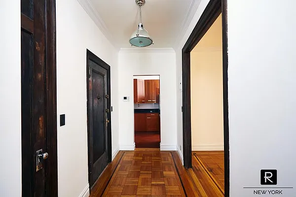 Sold by R New York | media 7