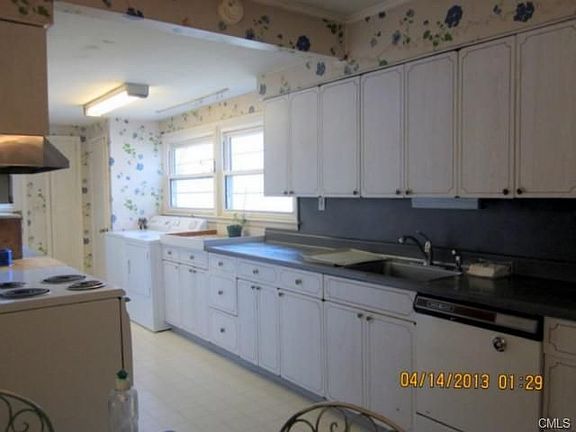 4th image of 774 Lincoln Ave