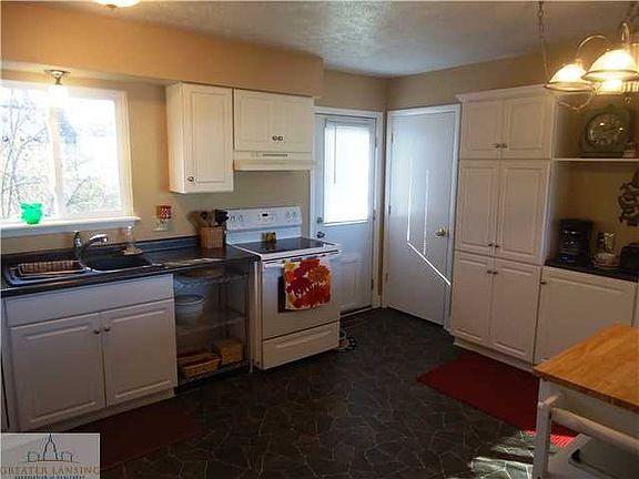 4th image of 531 Village Dr