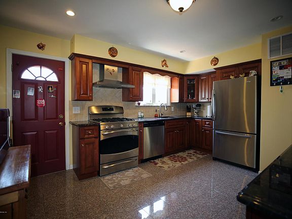 4th image of 305 Adams Ave