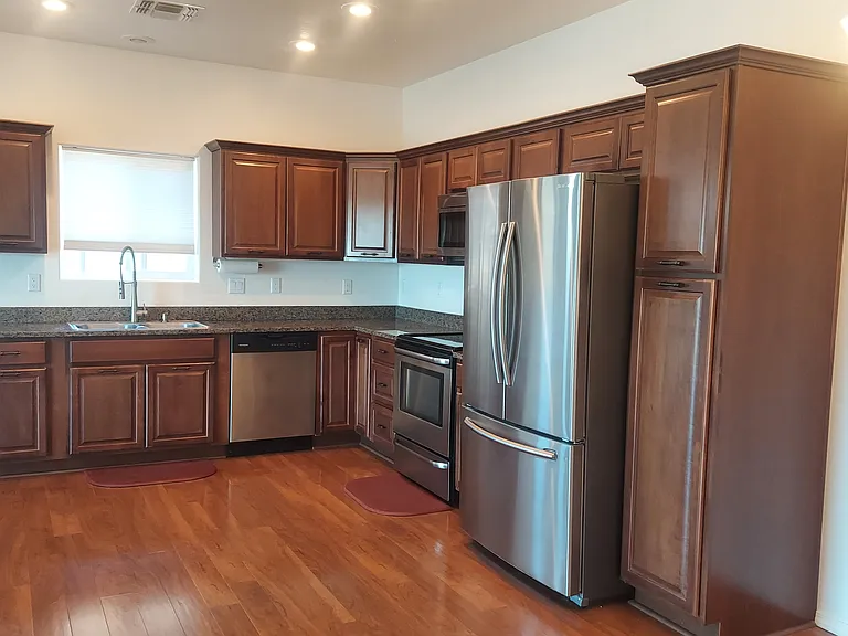 713 W Summit St — Photo 6