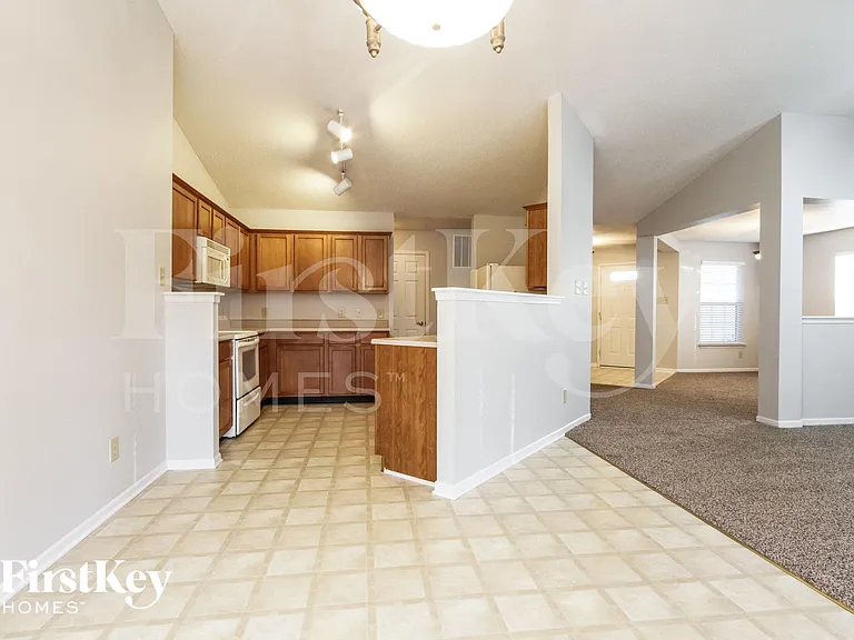 744 Thornwood Ln — Photo 6