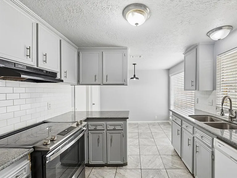 2110 Gray Falls Dr — Photo 12