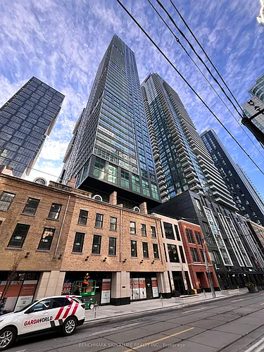 327 King St W Photo 1