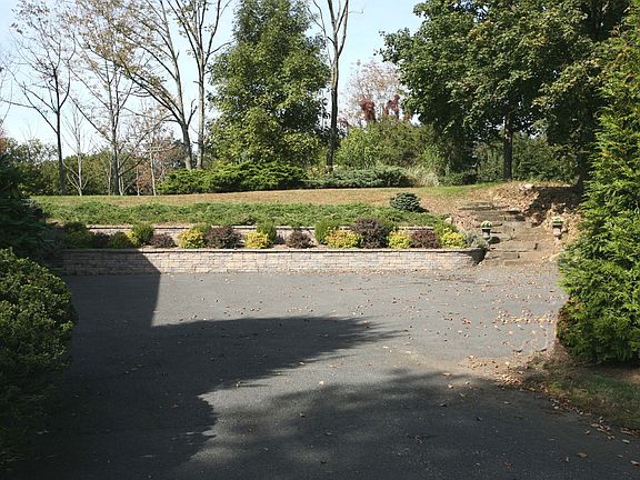 5th image of 221 Mountain Ave