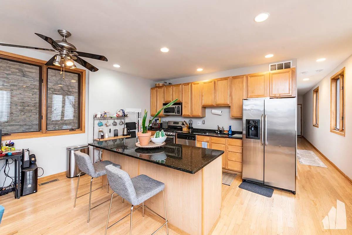 3 bed, 2.5 bath, 2100 sqft, $4,200 — Photo 1