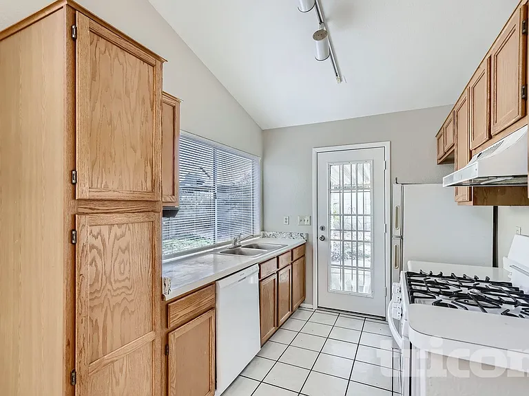 1705 E Carter Rd — Photo 3