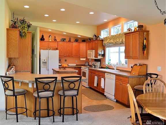 3rd image of 117 Bluespruce Ln