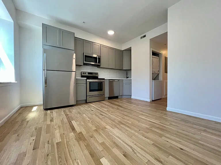 Master St W 2131 — Photo 4